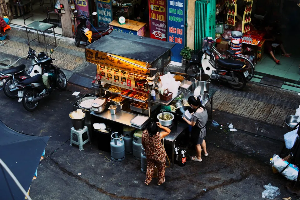 Bàn ăn tại Lò Quay Phúc Thiện